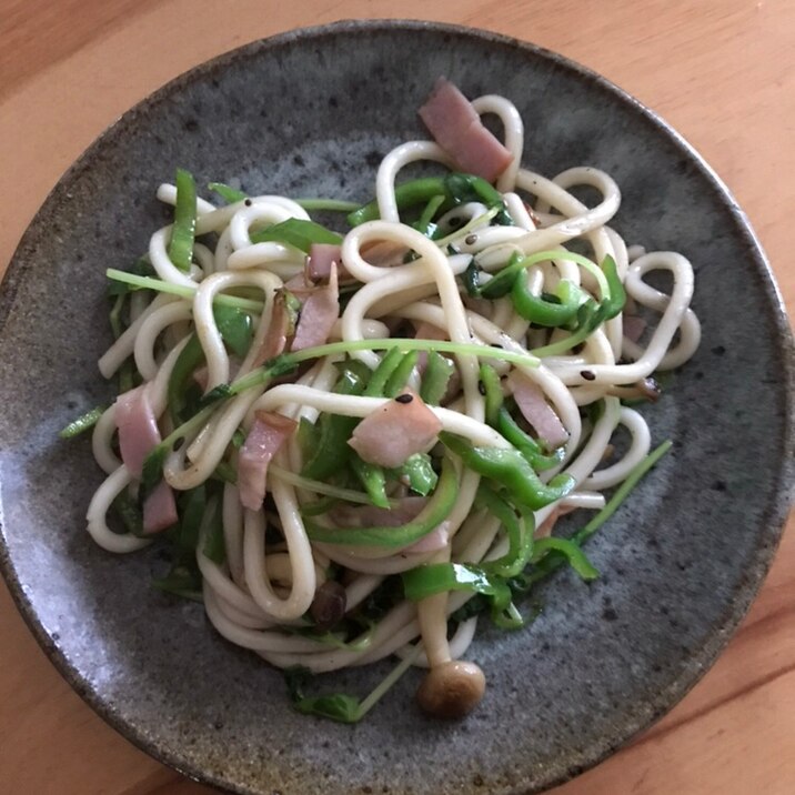 ピーマンと豆苗、しめじ、ベーコンの黒ごま焼うどん